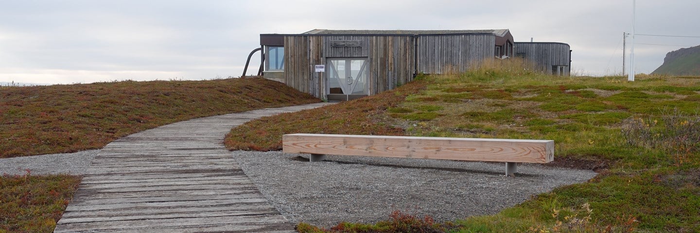 Mortensnes kulturminneområde ligger idyllisk til på et nes i den indre delen av Varangerfjorden.