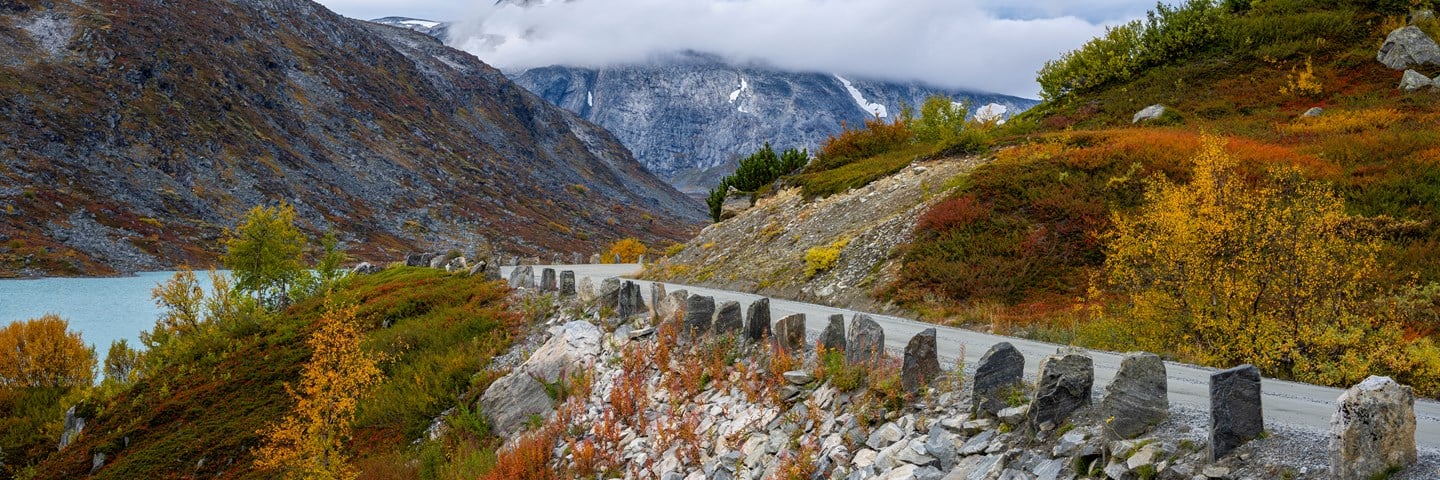 Die Landschaftsroute Gamle Strynefjellsvegen mit langen Reihen aus Kantsteinen