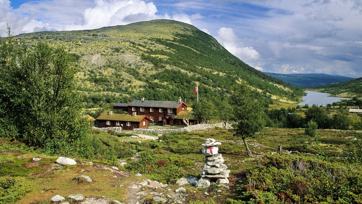 Bjørnhollia turisthytte ligger lett tilgjengelig for en fottur med utgangspunkt fra Strømbu.