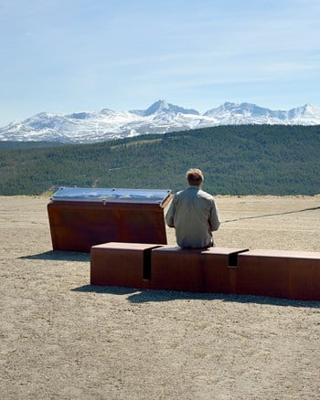Infopunkt ved Folldal gruver med tavler og utsikt mot Rondane. 