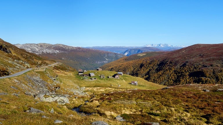 Das Tal Horndalen mit den Berghöfen Skålane.