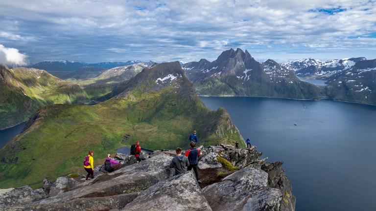 Fjelltoppen Segla, 640 moh, utsikt utover Mefjorden, kort avstikker fra Nasjonal turistveg Senja. Foto: Trine Kanter Zerwekh