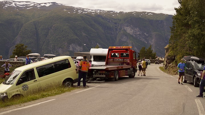 Parkeringskaos ved parkeringen på Stegastein. Redningsbil bistår.