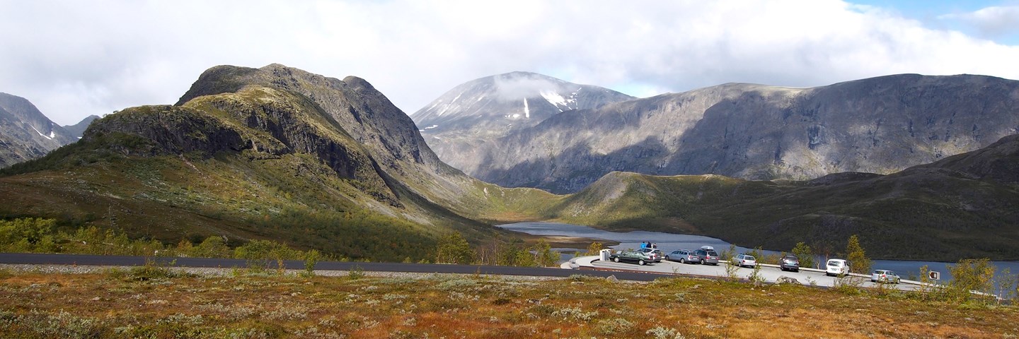 Fylkesveg 7698, Nasjonal turistveg Andøya, ved Børa med utsyn mot tindene i Vesterålen.