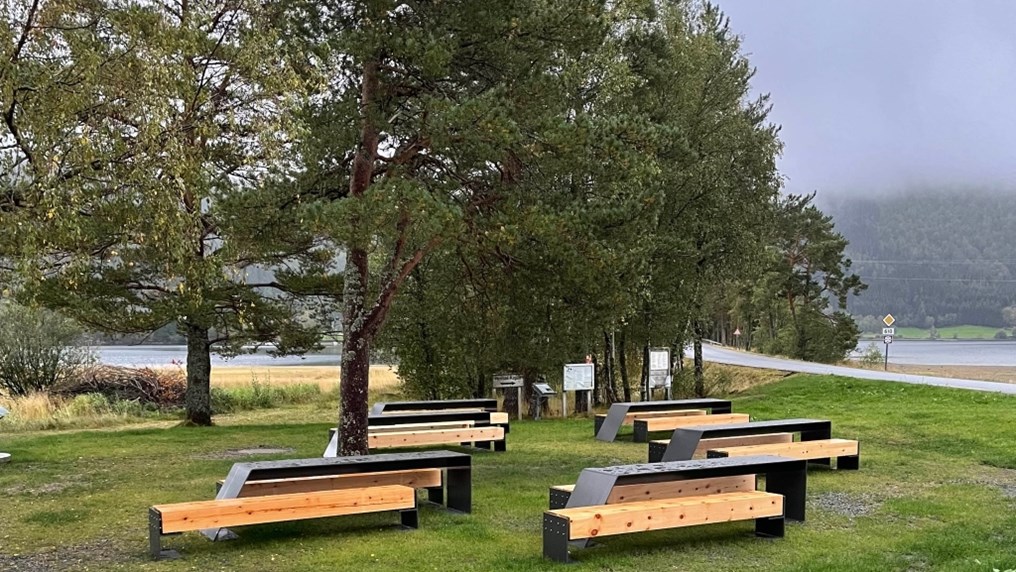 Bildet viser nye rastemøblar på Hestad.