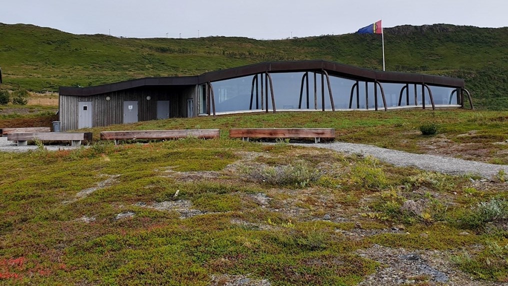 Billdet viser Mortensnes kulturminneområde ligger idyllisk til i den indre delen av Varangerfjorden. 