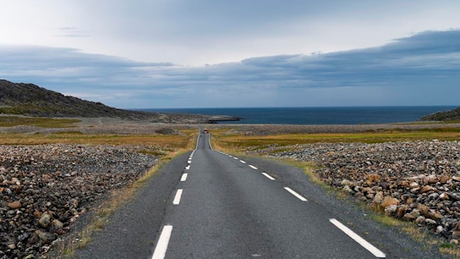 Nasjonal turistveg Varanger er en kjøretur i vekslende lys på veg mot storhavet. Foto: Bjarne Riesto