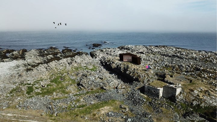 Fugleskjulet byr på flott utsikt mot havet. lllustrasjon: Biotope arkitektur