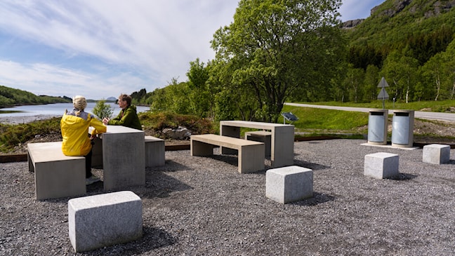 Der Rastplatz Trælvikosen an der Landstraße Fv 17 in Brønnøy.