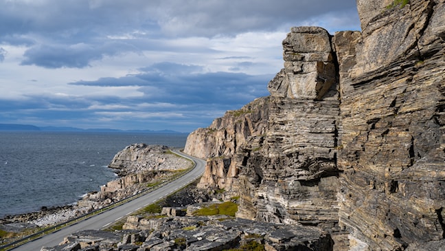 Vegen ut til Havøysund går gjennom et karrig klippelandskap.