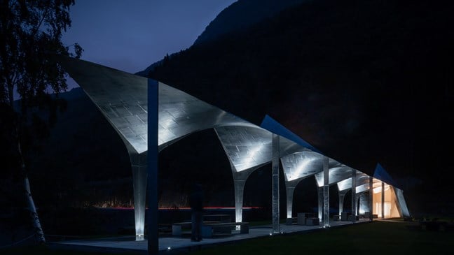 Taksøyler i stål på Espenes rasteplass med flott belysning i kveldsmørket.