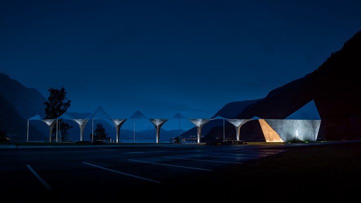 Espenes rasteplass består av en 64 meter lang og 4 meter bred konstruksjon i rustfritt stål med 12 takmoduler med varierende høyde. 