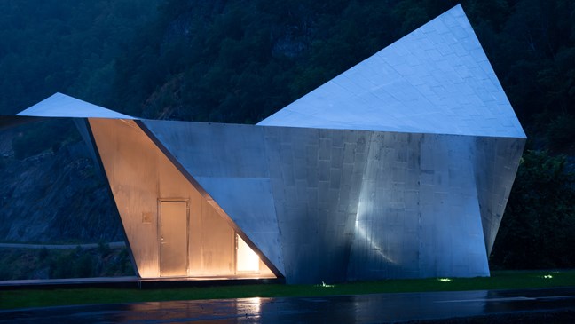 Belysningen forsterker det arkitektoniske uttrykket på Espenes rasteplass.