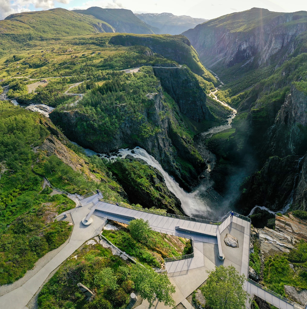 Oversiktsbilde over fjellandskapet ved Vøringsfossen og Fossatromma med utsiktsplattformer i stål.