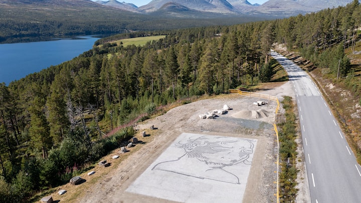 Commissioned by the NPRA, the artist has converted a parking area on County Road 27 into a mosaic of 260 m2 flat on the ground. Photo: Harald Christian Eiken (vmproduksjon.no)  