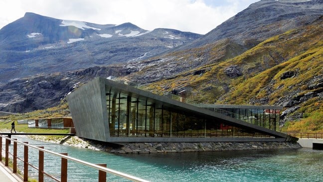 Der Trollstigen ist einer der ikonischen Punkte der „Norwegischen Landschaftsrouten“. Architekt: Reiulf Ramstad Arkitekter AS. Foto: Trine Kanter Zerwekh, Statens vegvesen (norwegisches Straßenverkehrsamt)