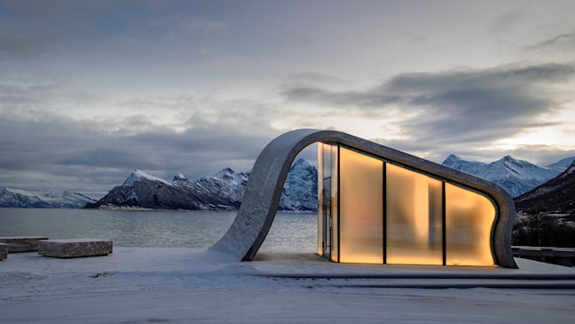 Bildet viser Ureddplassen langs Nasjonal turistveg Helgelandskysten. Fullført: 2018. Arkitekt: Haugen/ Zohar Arkitekter. Landskapsarkitekt: Inge Dahlman, Asplan Viak. Foto: Steinar Skaar, Statens vegvesen