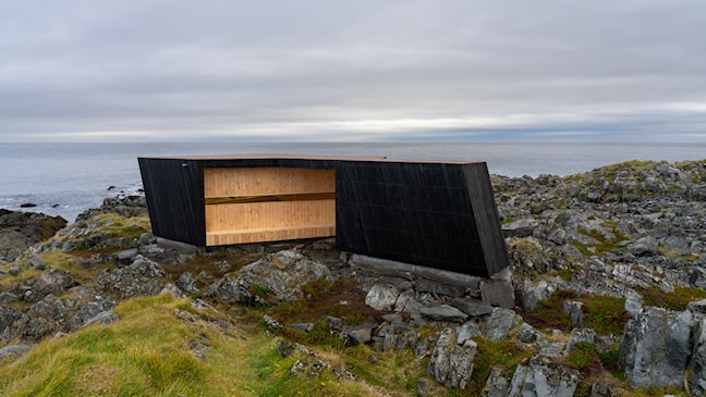 Utsikt over havet fra det nye fugleskjulet i Hamningberg, Varanger. Fullført 2022. Arkitekt: Biotope. Foto: Frid-Jorunn Stabell, Statens vegvesen