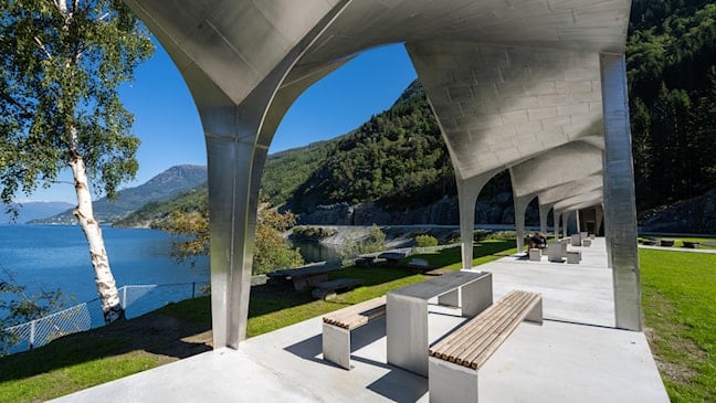 Utsikt fra Espenes rasteplass langs Hardangerfjorden. Fullført 2022. Arkitekt: Code. Foto: Frid-Jorunn Stabell, Statens vegvesen