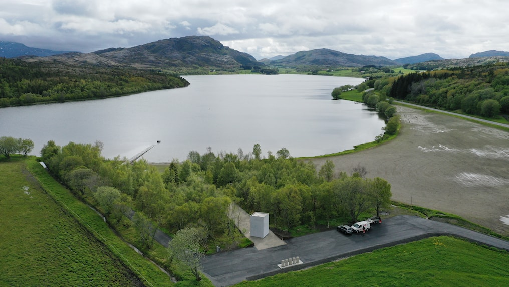 Innsjøen Sundshopen består av en blanding av sjø- og ferskvann og har opp gjennom tidene vært et velegnet badested for lokalbefolkningen.