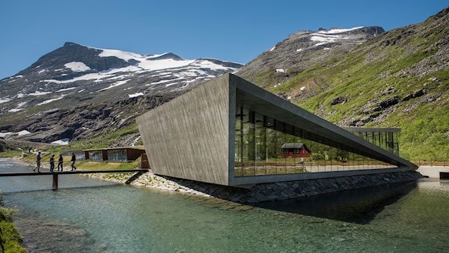 Bilde av kafeen på Trollstigen ved vann.