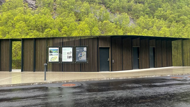 Eit nytt toalettbygg er innlemma i konstruksjonen. Foto: Lage bakken, Statens vegvesen