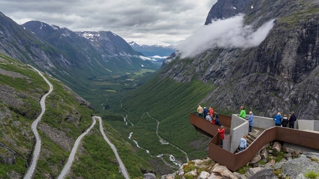 Utsiktplattform på Trollstigen med turister. turister 