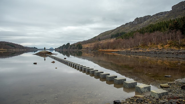 Trælvikosen an der Landstraße Fv 17 in Brønnøy ist ein schöner Rastplatz mit Tríttsteinen bis ins Tidegewässer. Snøhetta, Landschaftsarchitektin Thea Kvamme Hartmann.