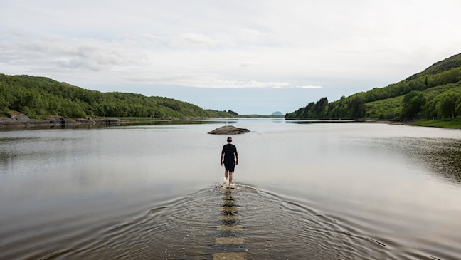 Trælvikosen mit 55 rechteckigen Trittsteinen, die zu einer kleinen Insel führen. Bei Flut sind die Steine nicht zu sehen.