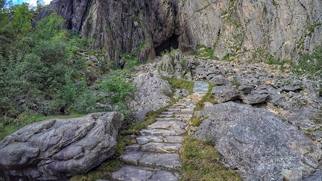 Trapp i stein lagt opp til hullet i Torghatten.