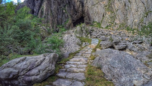 Trapp i stein lagt opp til hullet i Torghatten.