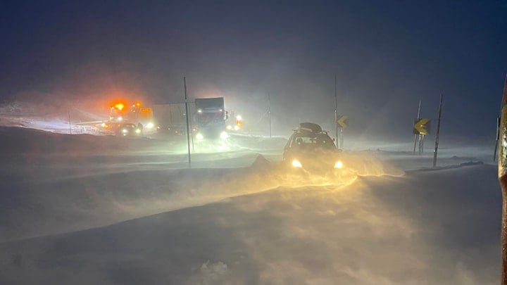 En bil har kjørt utfor veikanten kraftig snøvær.