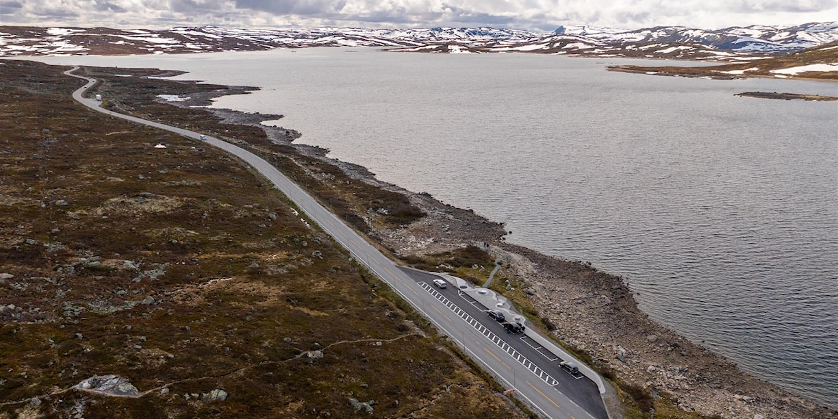 Luftfoto av Vardestopp rasteplass ved riksveg 7 over Hardangervidda. 