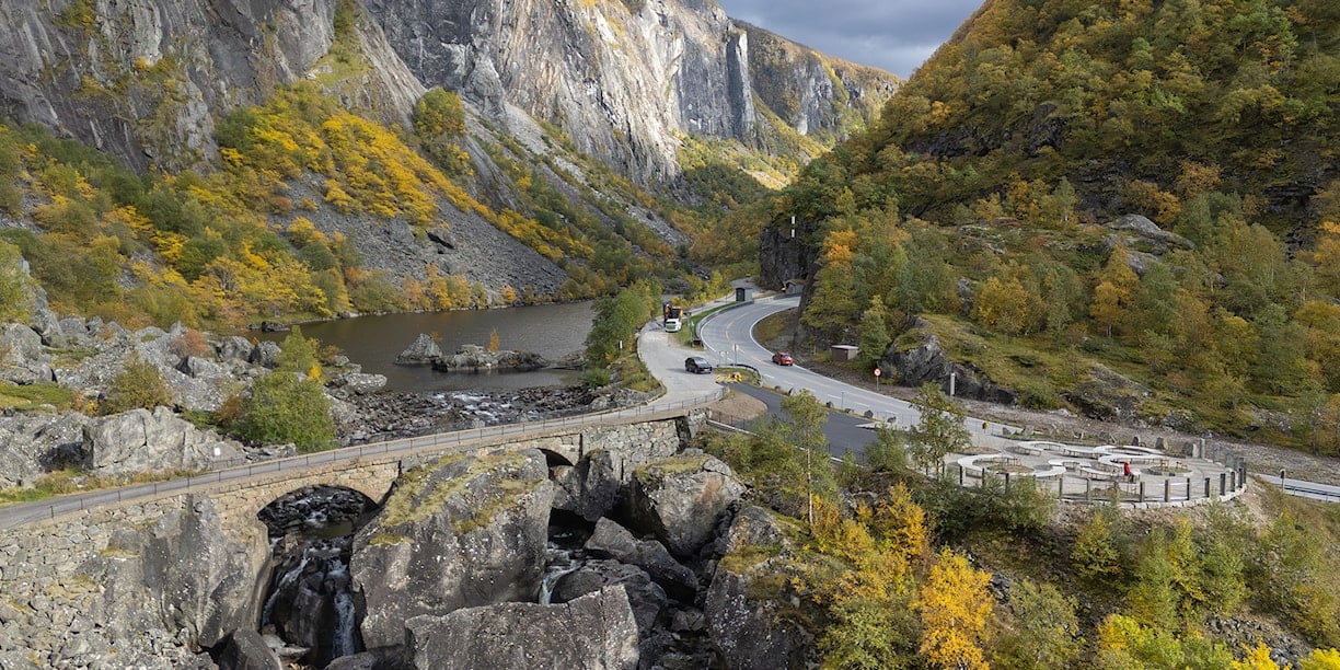 Luftfoto av Måbø bru, Måbøvatnet og ny rasteplass ved rv. 7.