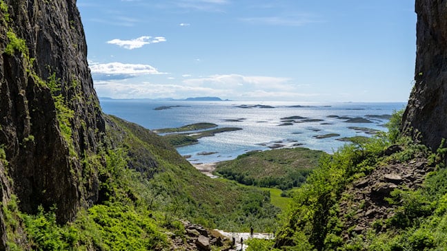 Utsikt over skjærgården med øyriket på Helgelandskysten.