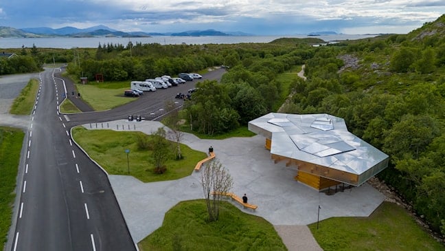 Luftfoto av parkering og servicebygg ved Torghatten.