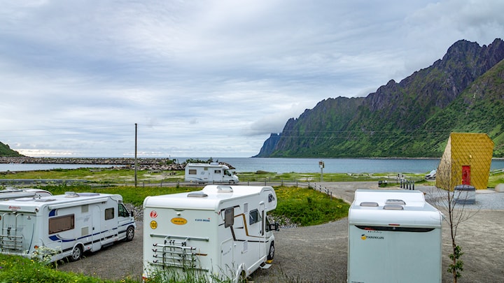 Tre bobiler står på en parkeringsplass.