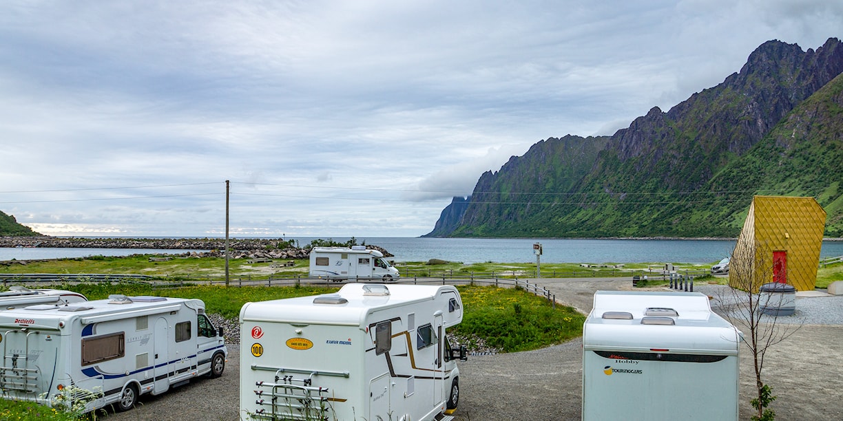 Tre bobiler står på en parkeringsplass.