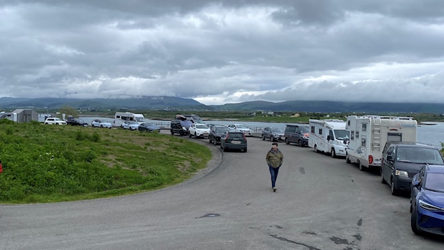 Biler og bobiler står feilparkert på en parkeringsplass.