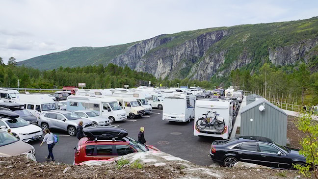 Parkeringsplass med mange bobiler og biler som feilparkerer.