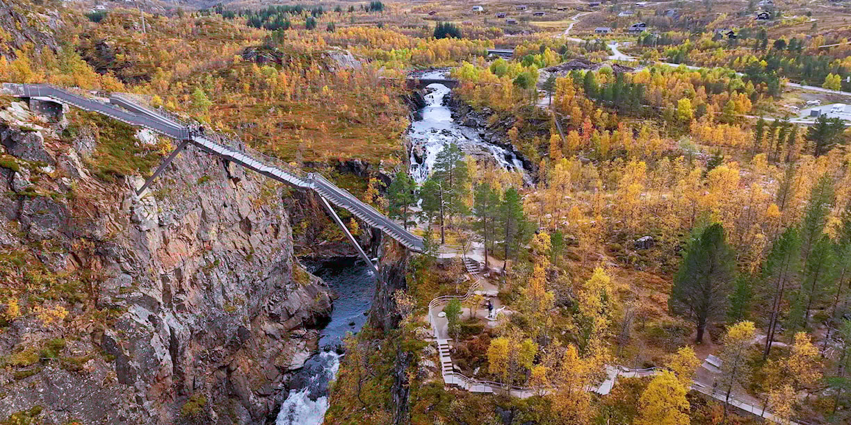 Luftfoto av trappebrua i stål ved Vøringsfossen.