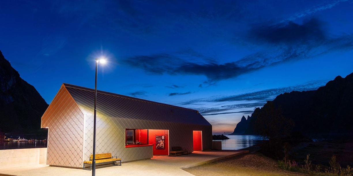The service building is established in close contact with the pier and the beautiful sandy beach.