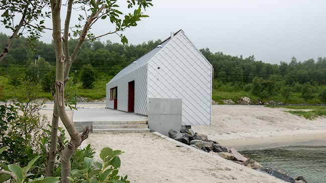 Servicebygget er etablert i nær kontakt med molen og den flotte sandstranden.