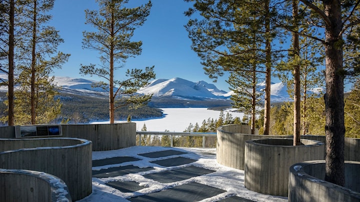 Betongplattform med utsikt til fjellmassivet Rondane.