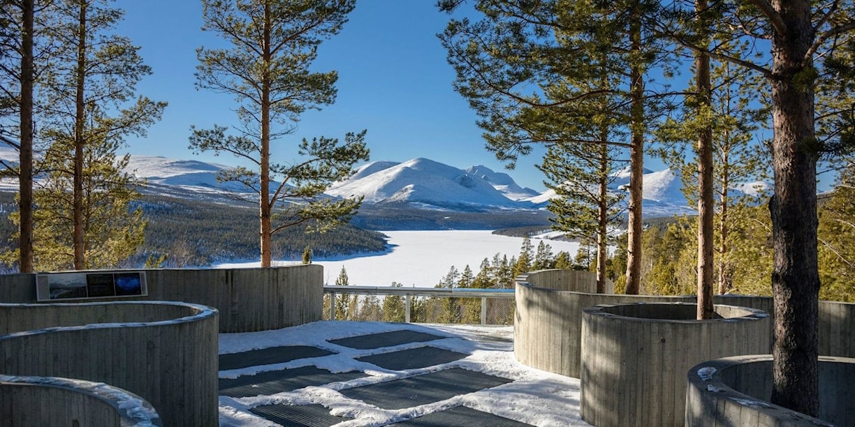 Betongplattform med utsikt til fjellmassivet Rondane.