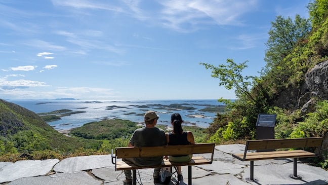 Fra hullet i Torghatten er de flott utsikt til øyriket på Helgelandskysten.