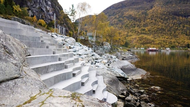 Betongtrapp ned mot Lærdalsfjorden ved Røyrnes.