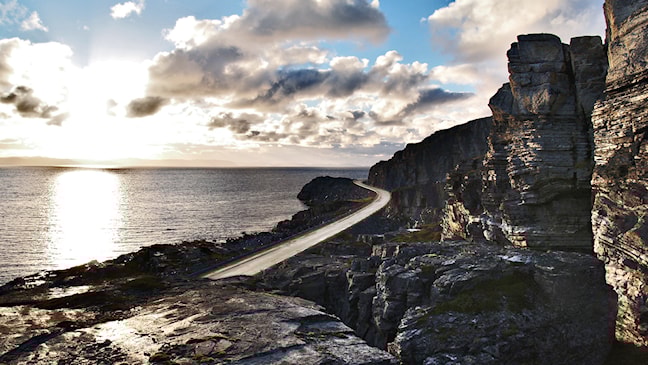 Veg i dramatisk kystlandskap.