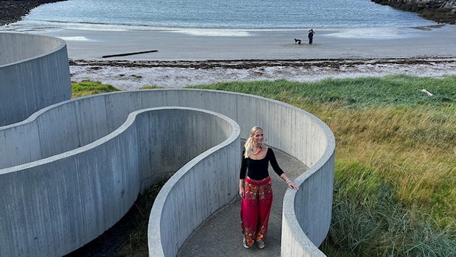 En kvinne ser utover kystlandskapet i Selvika.