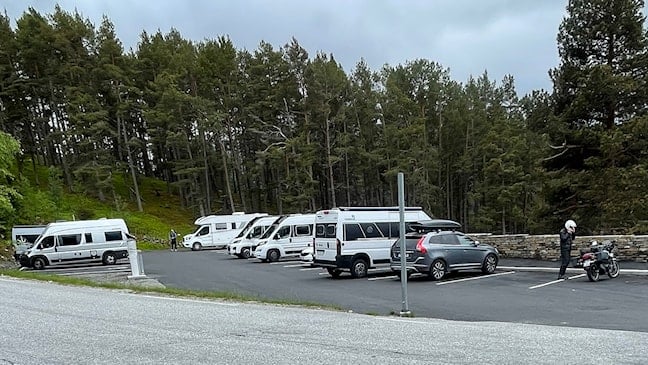 Ny parkeringsplass der flere bobiler er parkert.
